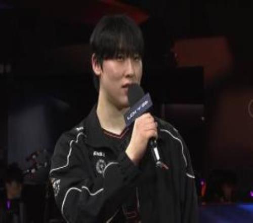 嘲諷LPLZeka：其實(shí)LCK炸彈人是比較難打沙皇的因?yàn)長(zhǎng)CK的沙皇都太強(qiáng)了