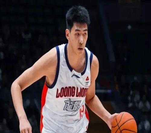 徐昕攻守再蛻變！關鍵球連搶籃板，賽季蓋帽+命中率都能壓制周琦