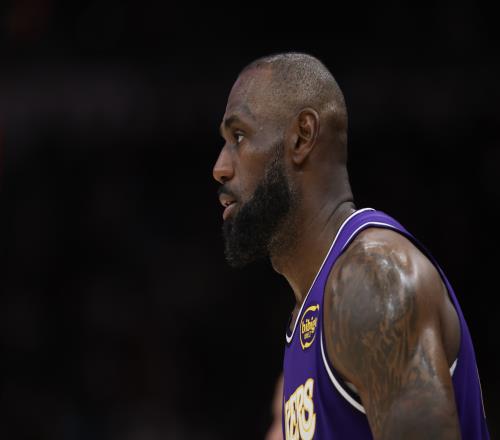 阿特金森自信滿滿表示換防能讓莫布里發威偏偏對上詹姆斯一點辦法都沒有_NBA直播