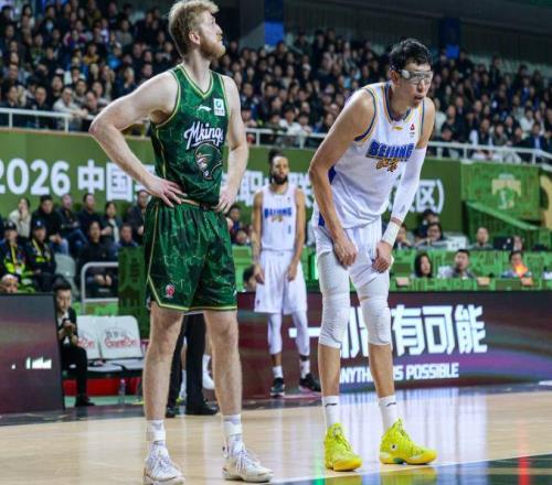 拿600萬躺平了，對位趙柏清不占優(yōu)勢！球迷：戴著泳鏡在場上劃水