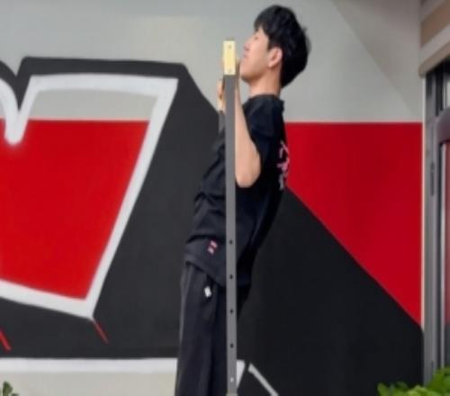 GALA分享引體向上照片：簡(jiǎn)簡(jiǎn)單單20個(gè)兄弟們