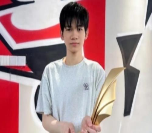 HongQ分享2025年度最佳新秀獎杯：感謝一直以來粉絲的支持