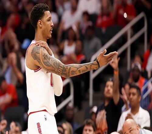 算是打出了攻守兼?zhèn)涞谋憩F(xiàn)，但是火箭鋒線新星還得保持穩(wěn)定性才行