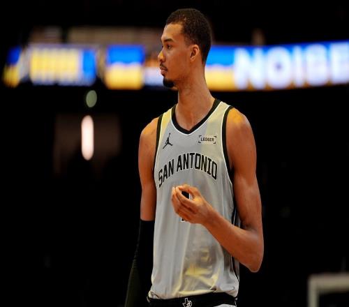 庫(kù)里談文班亞馬：當(dāng)他走進(jìn)更衣室時(shí)，每個(gè)人都會(huì)相信他們能夠贏球