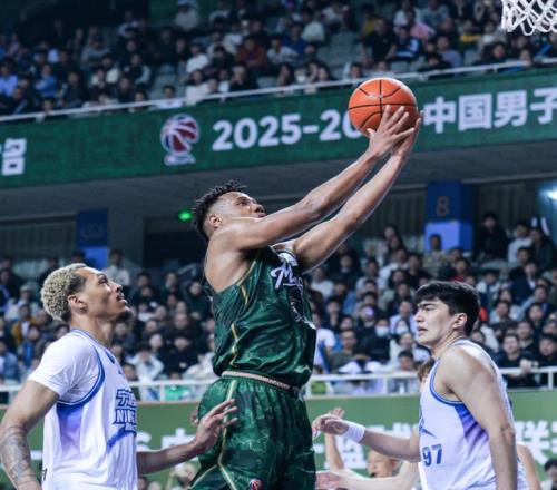 600萬這么好賺6中0靠罰球撿4分，球迷：也就長得像外援，能唬人