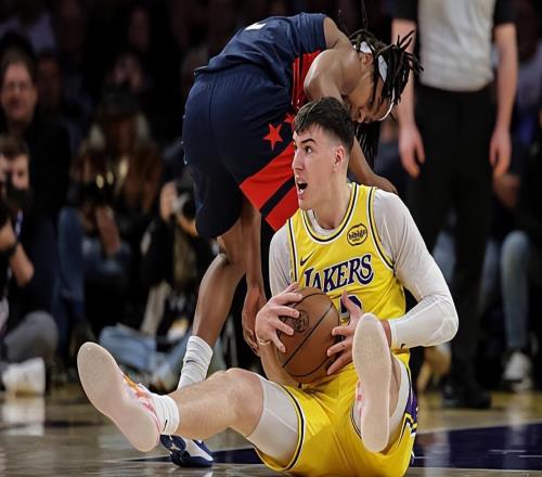 明明沒有打先發的能力,但湖人教練組對鋒線新星卻依然深信不疑