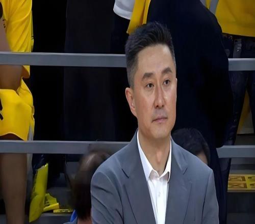 杜鋒很生氣，不斷向裁判申訴