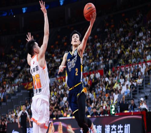 CCTV5直播！廣東VS廣廈勝負難料，雙星猛攻后衛線，杜鋒主抓防守