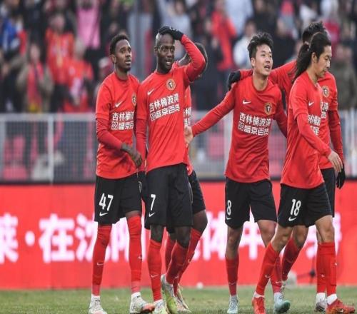 遼寧鐵人完美半場！熱菲尼奧處子球，空翻慶祝，姆本扎傳射建功