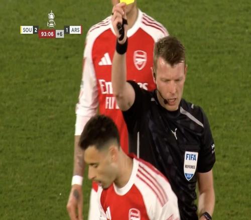 上頭了馬丁內利因推搡裁判被出示黃牌