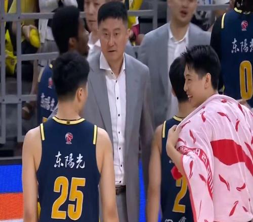 廣東男籃20分大勝衛(wèi)冕冠軍，徐杰8+6+11奎因25+8+7，胡金秋低迷