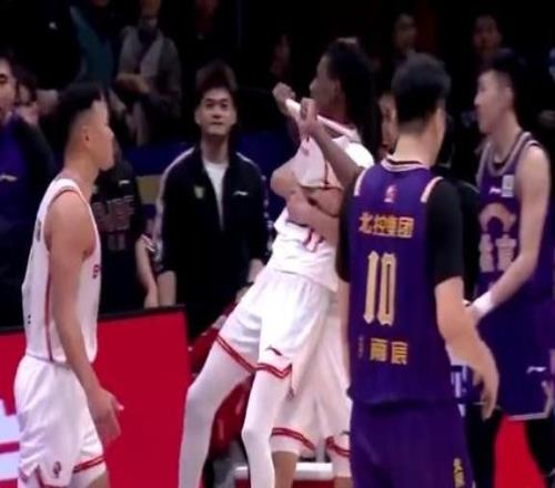 CBA刺激劇情：里勒關鍵上籃2分晚安慶祝深圳小外援踩線三分反絕殺