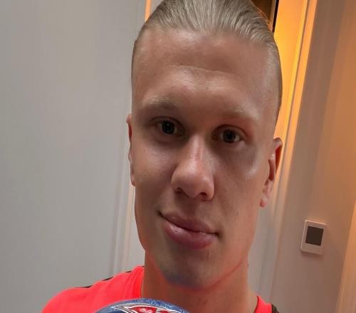 久違戴帽，哈蘭德曬手捧比賽用球照片：不錯的周六