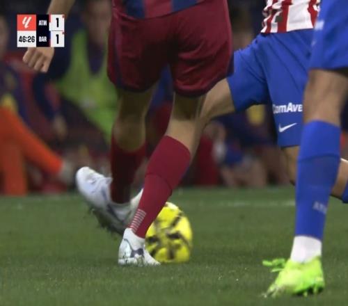 爭議巴薩中衛(wèi)蹬踏染紅卻獲改判!西蒙尼暴怒揮手,馬競官方質(zhì)問