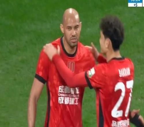 自Opta中超數據統計以來，費利佩是首位生日當天戴帽的球員