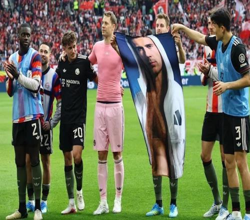 戰勝弗賴堡后，格納布里穿了條印滿格雷茨卡頭像的泳褲慶祝