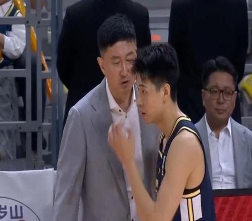 杜鋒：薩林杰拉傷影響排兵布陣崔永熙頂四號位贏下來非常不容易