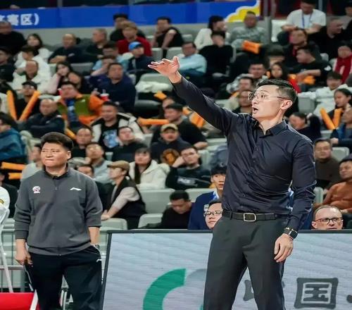 新疆輸球季后賽渺茫！媒體賽后透露：劉煒下課原因，內部團體矛盾