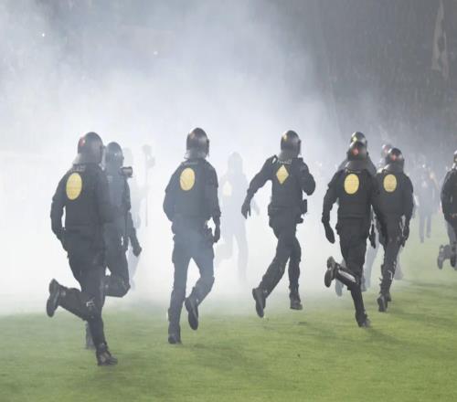 約60名德累斯頓球迷與30名赫塔球迷互擲煙火，比賽中斷20分鐘