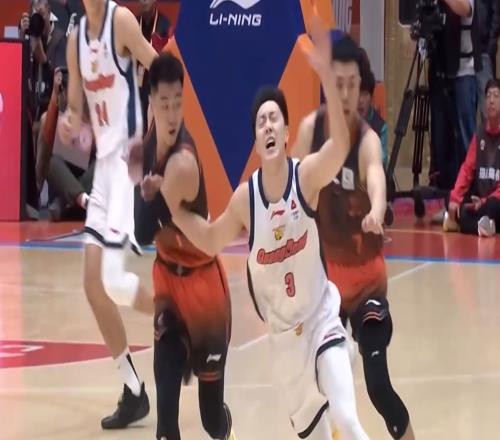 杜鋒迷信麥考爾害慘全隊!許夢君一戰(zhàn)封神,山東13分大勝復(fù)仇廣東