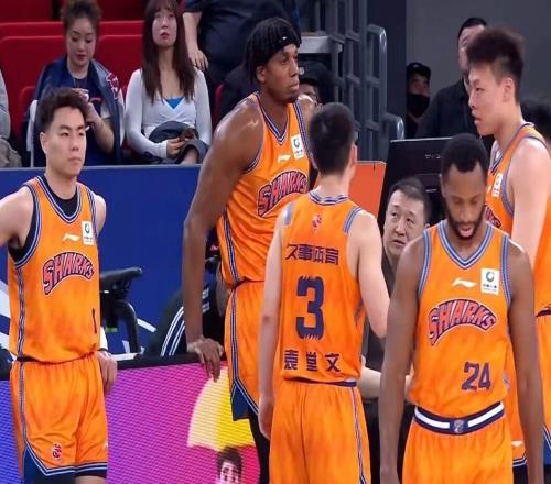 16連勝！上海男籃39分大勝，閆鵬飛21+7劉禮嘉11分，姜偉澤11中3