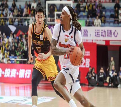 廣東第一混子外援出現！場均8分還拿500萬大合同，杜鋒忍無可忍