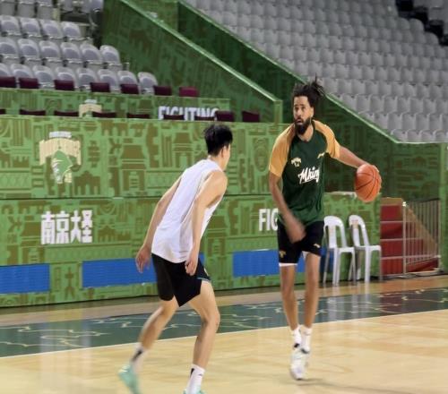 “想把南京的故事帶回美國(guó)!”格萊美說(shuō)唱歌手杰曼拉馬爾科爾加盟同曦