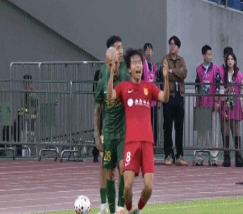 被薅頭發(fā)是因辱罵浙江外援家人22歲國(guó)腳:我連英語(yǔ)都說(shuō)不明白