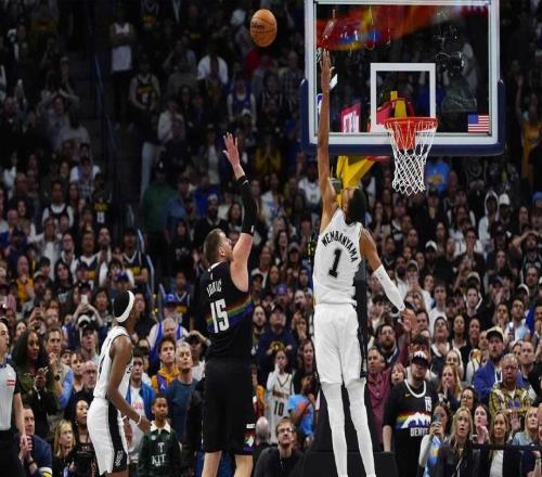 有趣，馬刺隊文班亞馬在輸給掘金的比賽中感到快樂