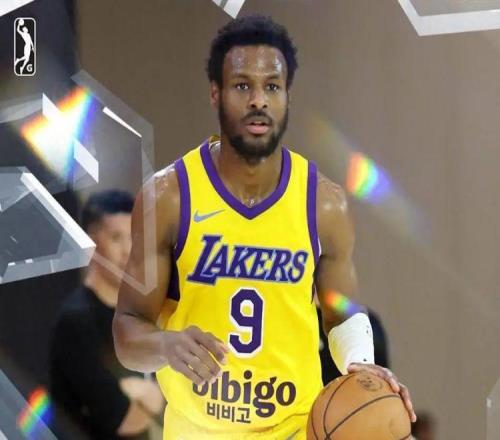 布朗尼高效！湖人128134獨行俠，詹姆斯30+9+15，肯納德15+16+11