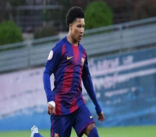 世體：巴薩16歲小將阿杰伊在比賽中撞上球場外圍墻，手腕骨折