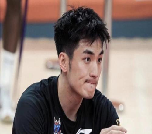 記者：于德豪訓練中扭傷膝蓋，將缺席今晚對陣廣東的比賽