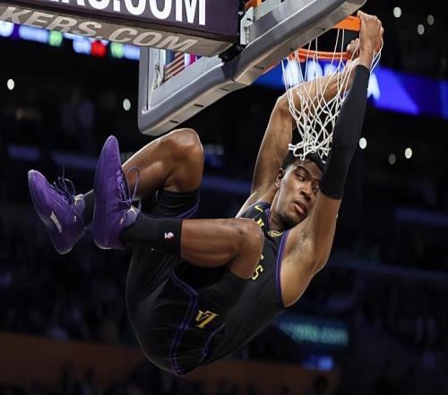 沒人可用不得不用！給足球權的湖人鋒線大將展現出了很強的實力