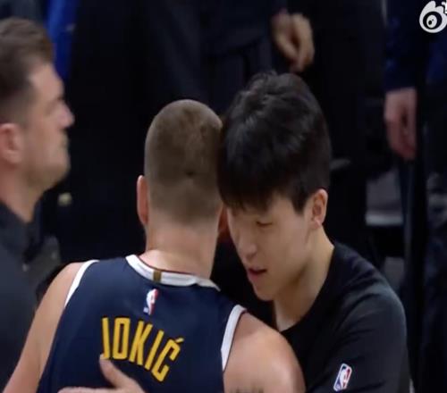 偶像，約基奇賽后主動找到楊瀚森擁抱致意