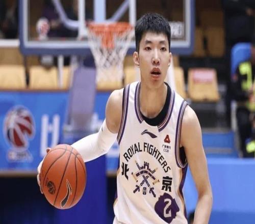 張慶鵬在干啥僅靠三人單打！死草三寧致末節(jié)啞火，也不重用佩里