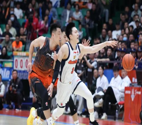 轟15分6助4斷完爆廣東兩國手，球迷：你是高鐵，那胡明軒是胡投