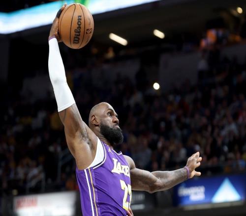 這就是超級巨星！美國媒體詹杜庫三人現在依舊在扛著球隊前進！