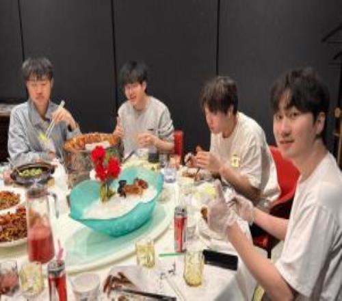 BLG分享賽后聚餐趣事:丹尼把身上的小棉襖給Bin穿