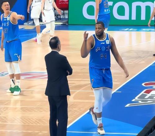 罕見！CBA球員手指著主教練罵，球迷：快送走