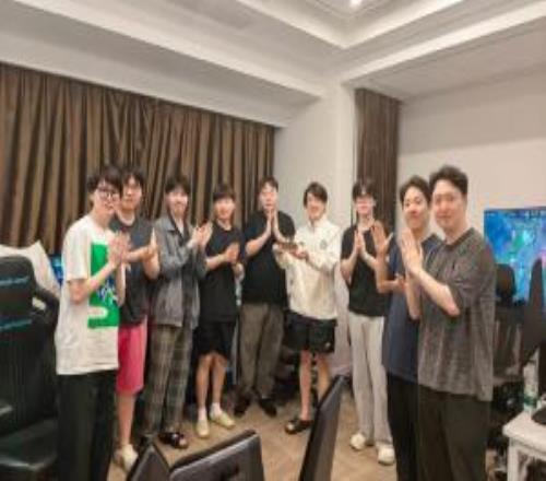 iG分享選手合照為Kezman監(jiān)督慶祝生日：未發(fā)現(xiàn)Rookie身影