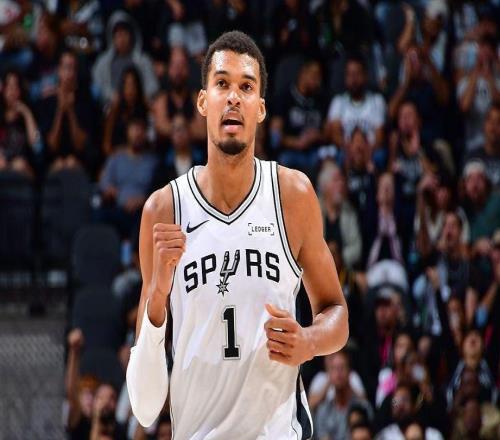 文班亞馬養(yǎng)傷8個(gè)月長(zhǎng)高了1英寸，還去了少林寺