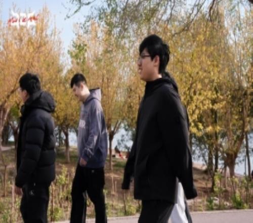 JDG分享隊(duì)員春游照：趁春光正好，我們一起去踏青吧