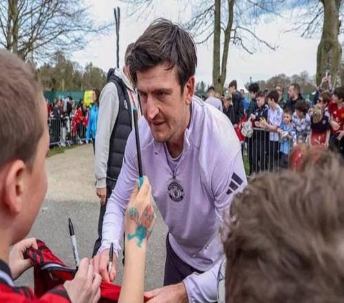 郵報：B費、馬奎爾和卡里克花了一小時給都柏林球迷合影簽名