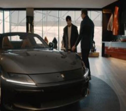 剛出新歌就提新車！周杰倫現(xiàn)身意大利摩德納定制專屬法拉利超級跑車