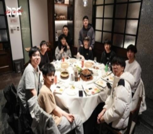 JDG分享選手春游返圖：開(kāi)始一場(chǎng)緊張刺激的水槍大戰(zhàn)