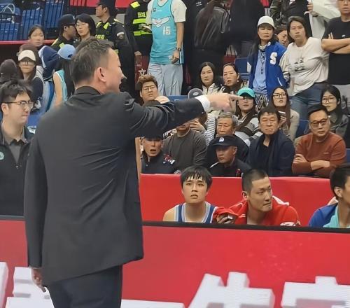 沒(méi)執(zhí)行犯規(guī)就得被劈頭蓋臉臭罵，連廣東球迷都看不下去：至于嗎