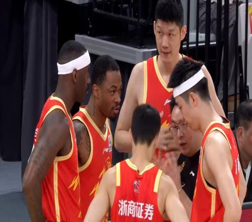 隨著上海17連勝,廣東逆轉(zhuǎn)青島+廣廈掀翻山東,CBA積分榜一夜亂了