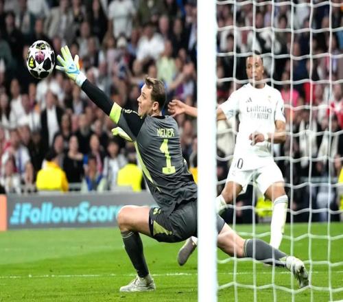 諾伊爾拜仁生涯僅4場(chǎng)完成9次以上撲救，其中兩場(chǎng)是對(duì)皇馬