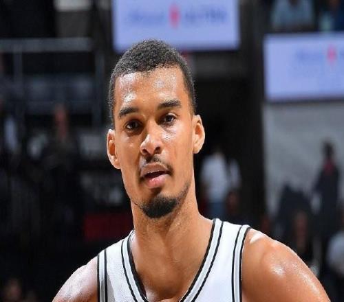 記者：文班亞馬沒有出現嚴重傷情，他接下來的狀態將每日觀察