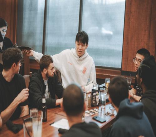 都是好兄弟！楊瀚森請(qǐng)混音全隊(duì)吃飯和G聯(lián)賽教練隊(duì)友們有說有笑